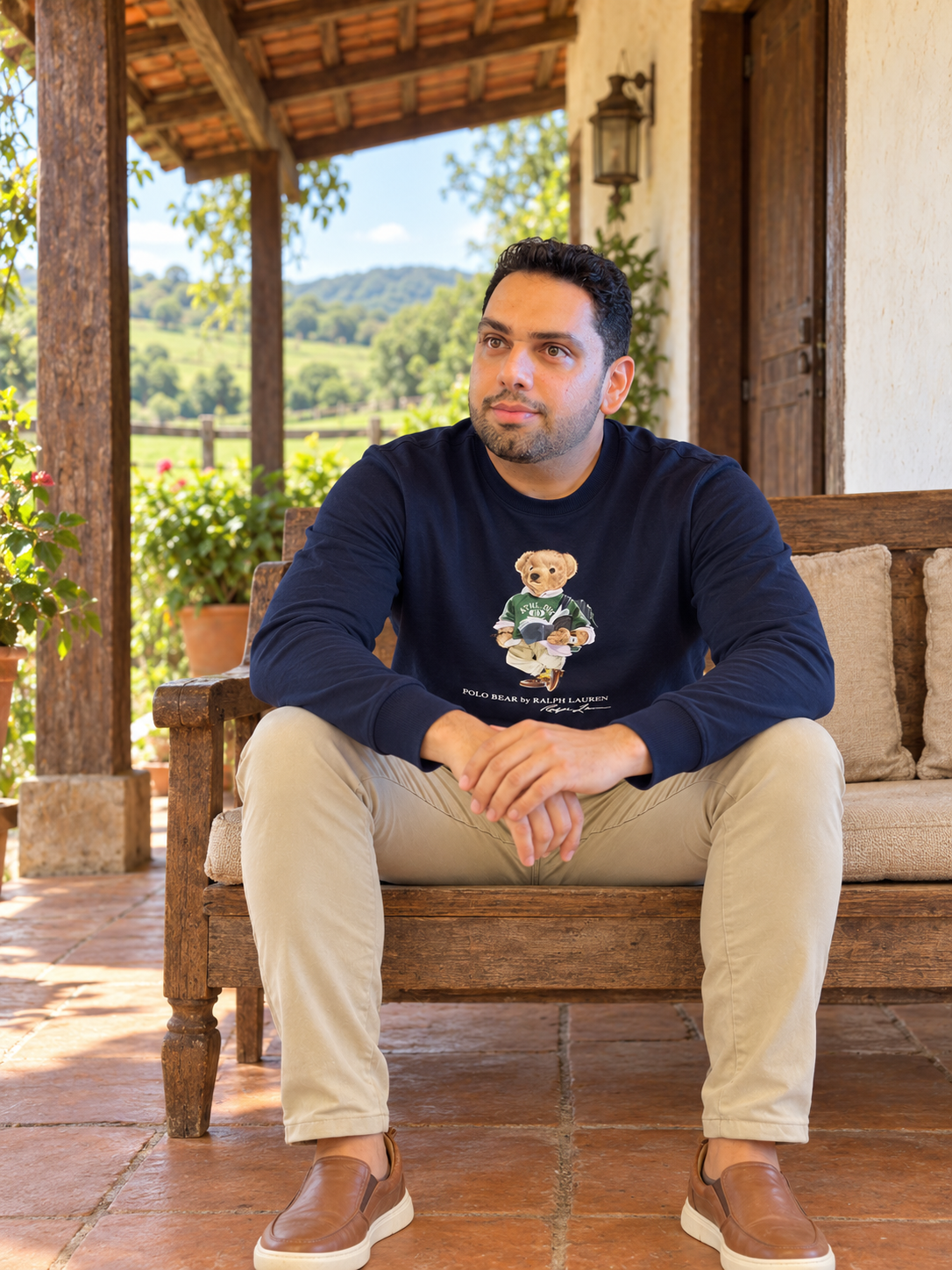 Henrique Alves ao lado de um cavalo em uma fazenda